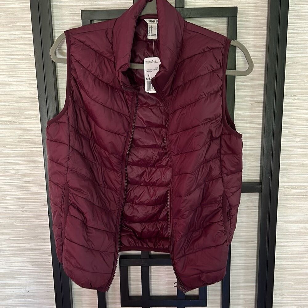 NWT forever 21 lightweight burgundy puffer vest size S